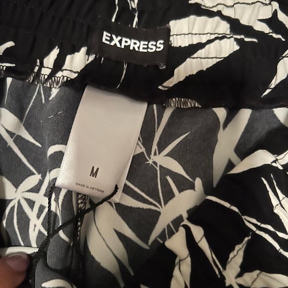 Express Women's Black and White palm tree summer Shorts - Picture 3 of 3